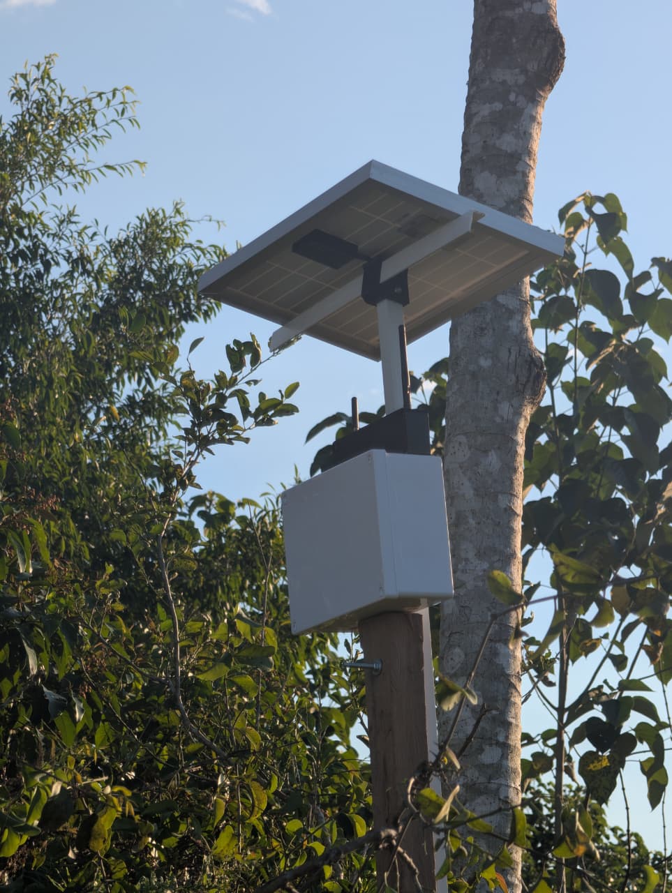 Torre repetidora solar instalada en un poste, alimentada con panel solar