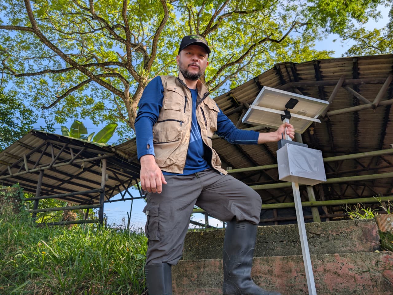 Instalación de la base central con panel solar en la finca